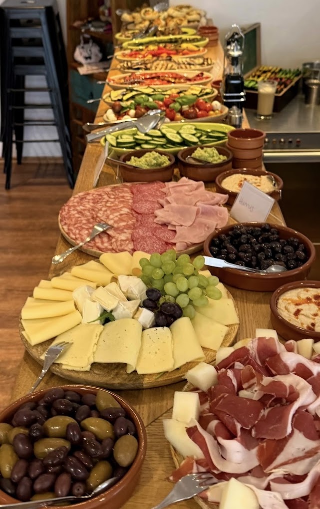 Mediterranes Buffet mit Antipasti, Käse und Oliven