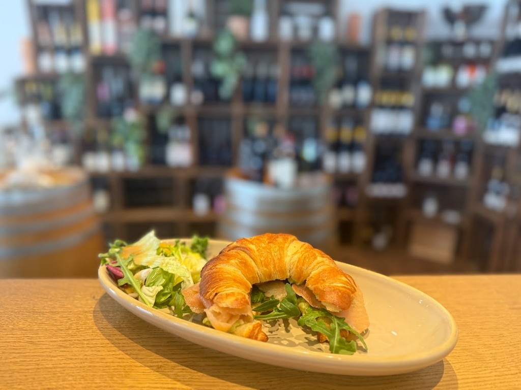 Lachs-Croissant mit Salat