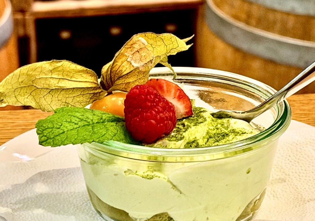 Pistazien-Dessert im Glas mit Beeren