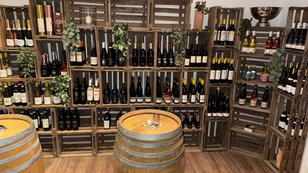 Weinregal aus Holzkisten mit ausgewählten Weinen in der Olive